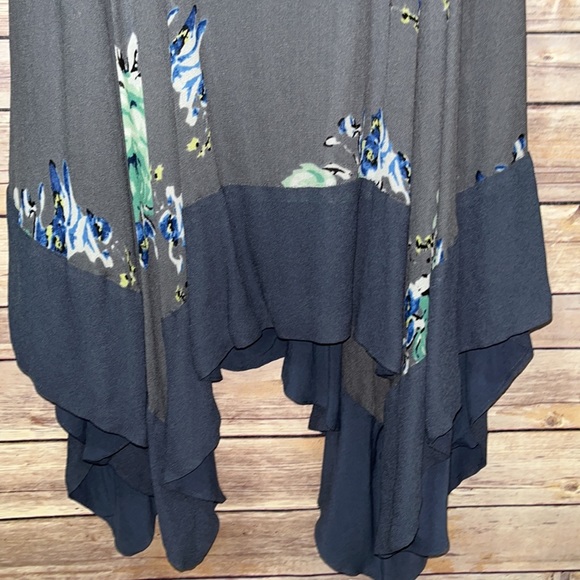 Free People Gray Floral Print Dress Handkerchief Hem Size Large B8 - Picture 3 of 8